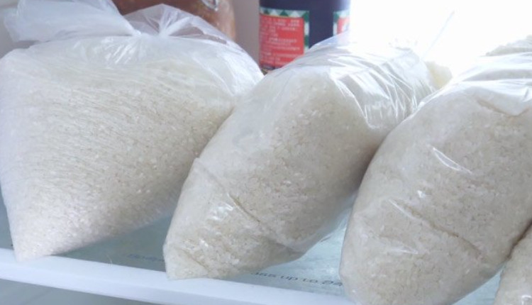cho gạo vào tủ lạnh để bảo quản