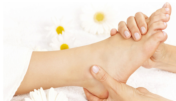 Massage thư giãn bàn chân giúp giảm đau khi mang giày cao gót