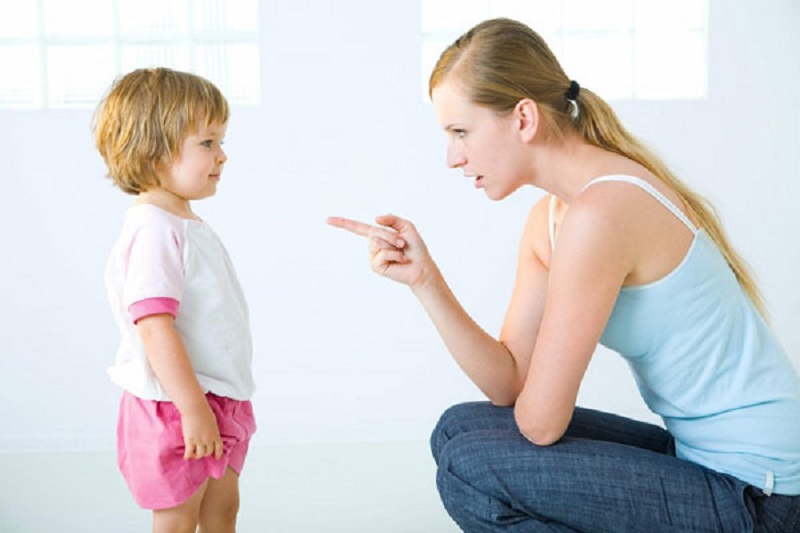 Phạt con không đúng cách gây ra tác hại lớn đến trẻ